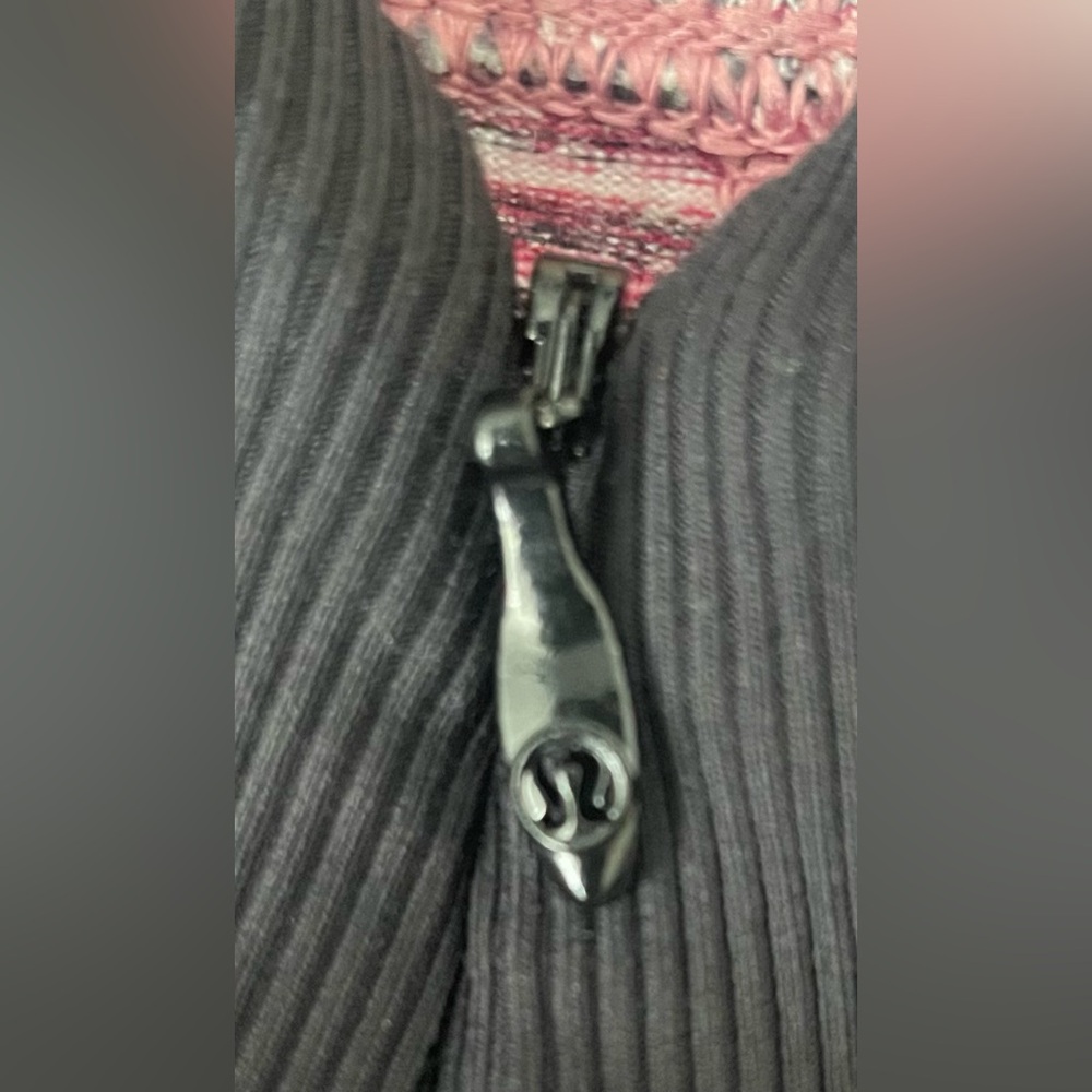 LULULEMON Runderful 1/2 Zip - Space
Dye Camo Berry Rumble Multi / Black Trim - Picture 10 of 11